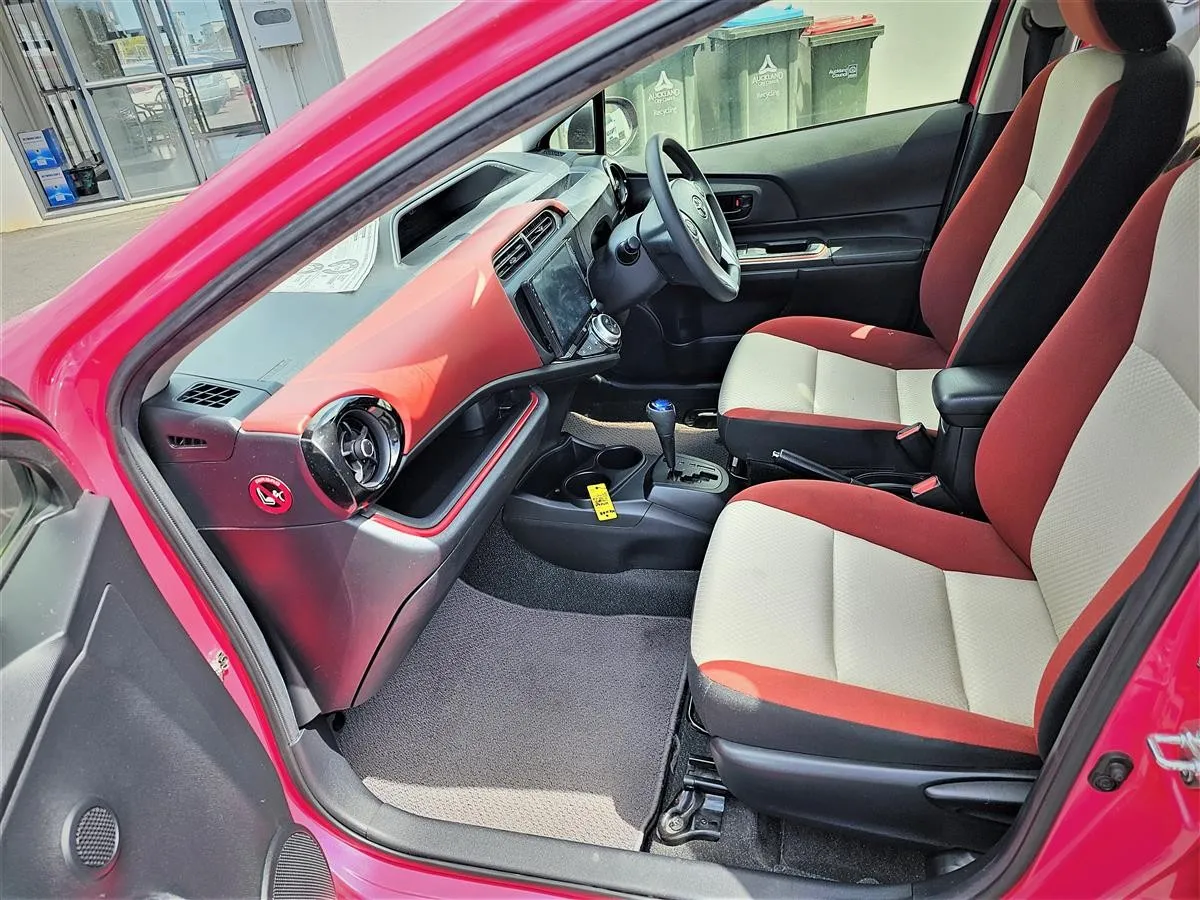 2015 Toyota Aqua HYBRID, photo 12 of 16