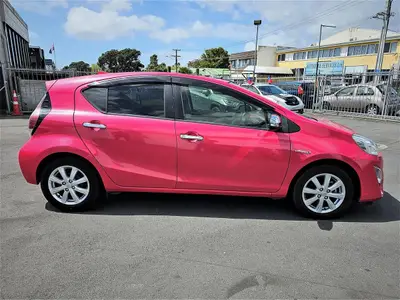 2015 Toyota Aqua HYBRID photo 2