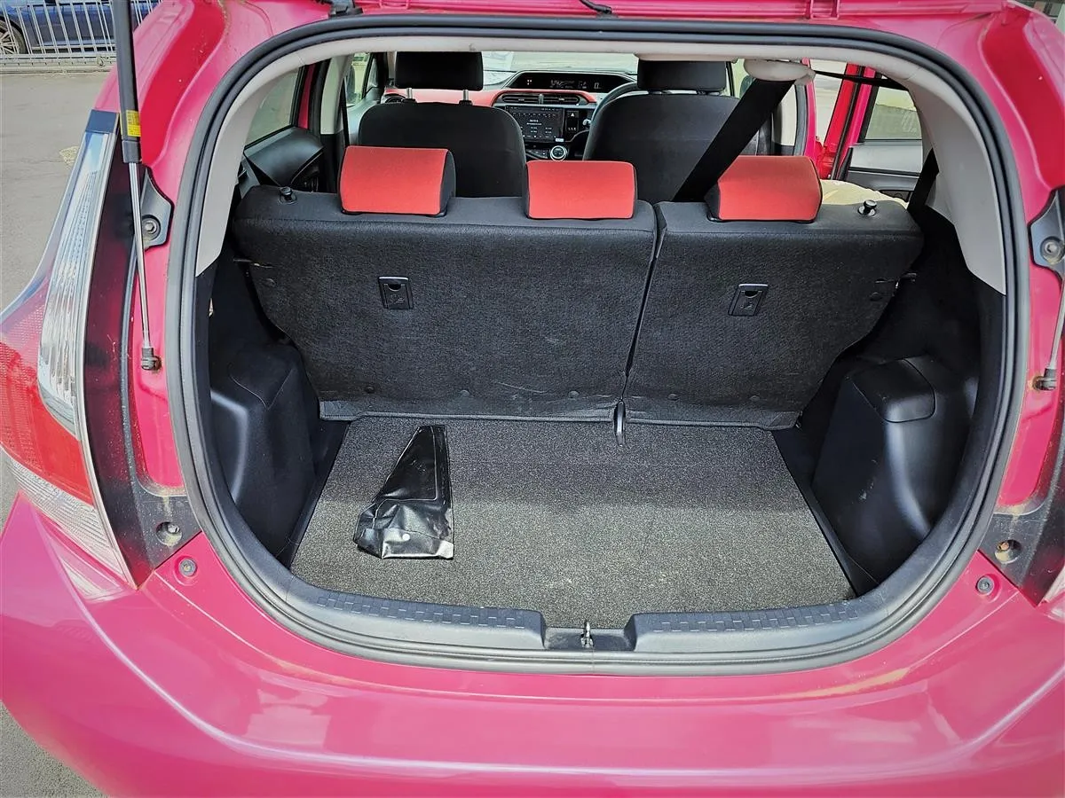 2015 Toyota Aqua HYBRID, photo 11 of 16