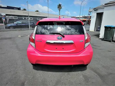 2015 Toyota Aqua HYBRID photo 4