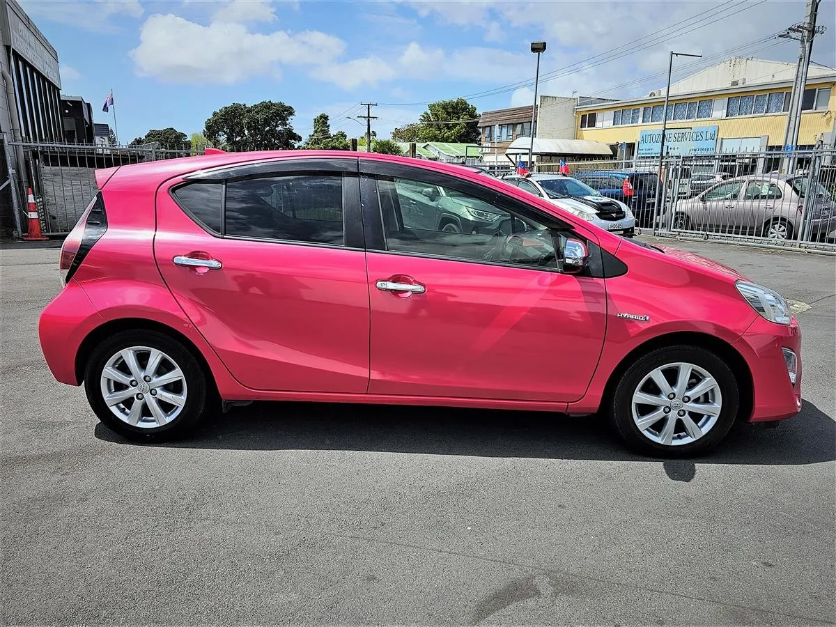 2015 Toyota Aqua HYBRID, photo 2 of 16
