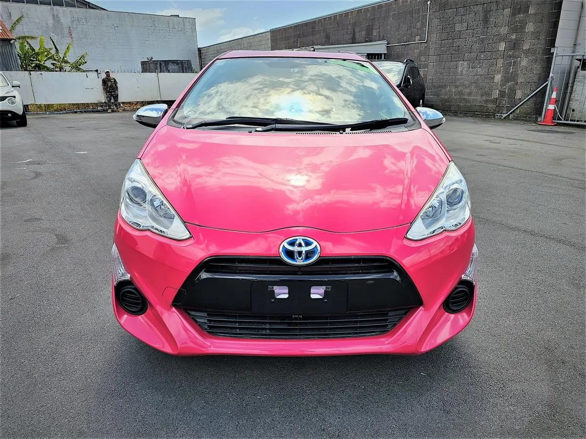 2015 Toyota Aqua HYBRID, photo 8 of 16