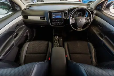 2013 Mitsubishi Outlander PHEV 4WD G-Spec photo 16