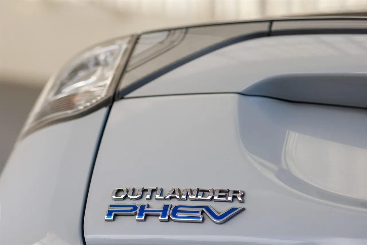 2013 Mitsubishi Outlander PHEV 4WD G-Spec