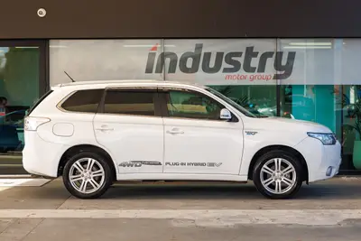 2013 Mitsubishi Outlander PHEV 4WD G-Spec photo 11