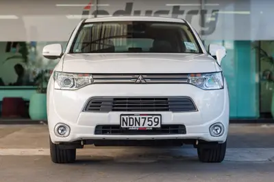 2013 Mitsubishi Outlander PHEV 4WD G-Spec photo 7