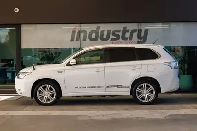 2013 Mitsubishi Outlander PHEV 4WD G-Spec photo 8