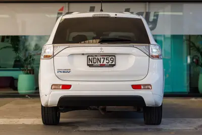 2013 Mitsubishi Outlander PHEV 4WD G-Spec photo 9