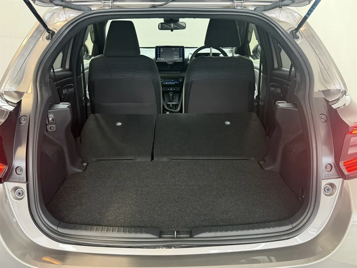 2021 Toyota Yaris Hybrid Seats Heated 360 Camera, photo 7 of 20