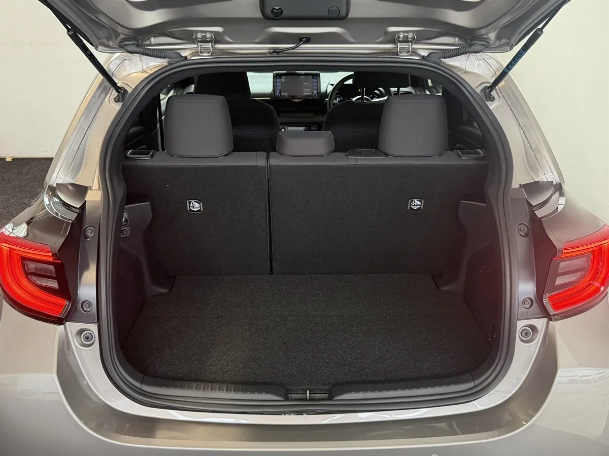 2021 Toyota Yaris Hybrid Seats Heated 360 Camera, photo 6 of 20