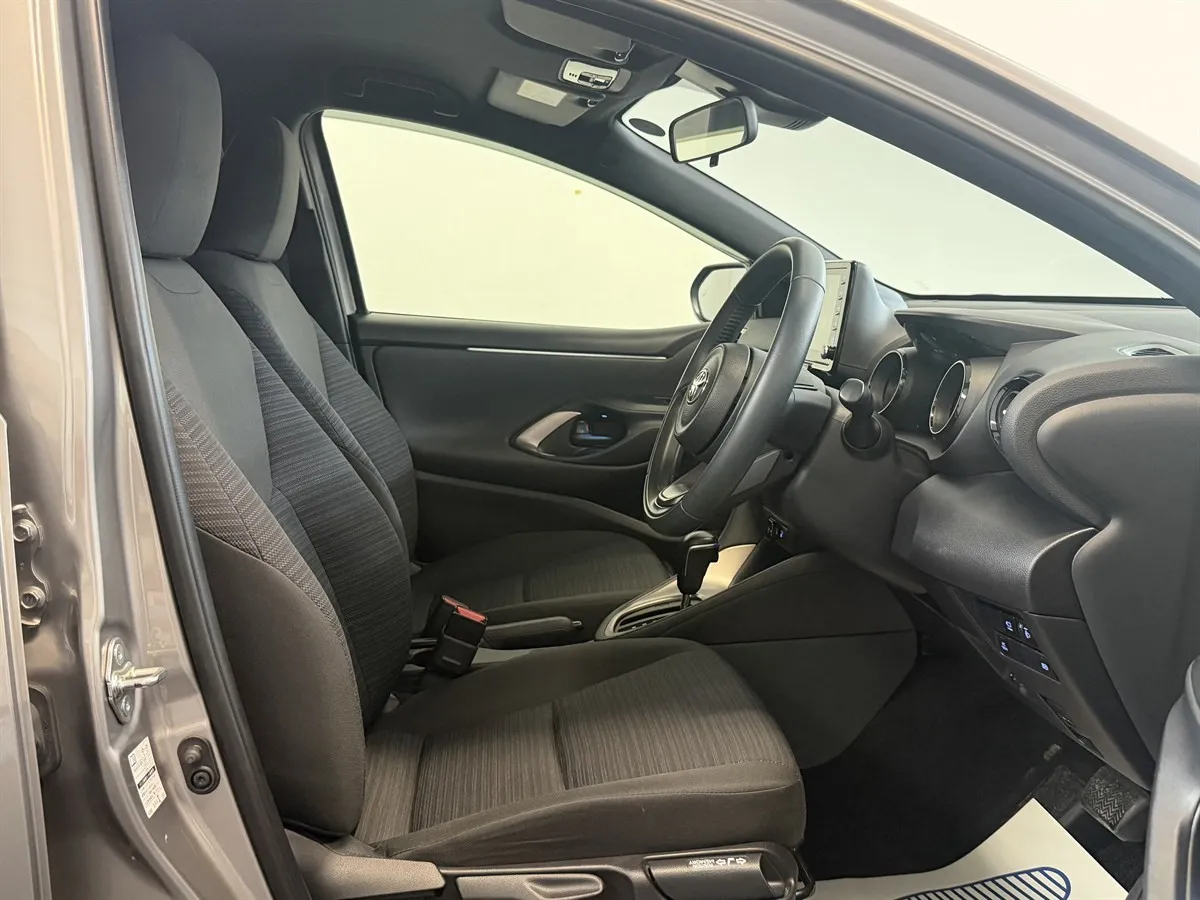 2021 Toyota Yaris Hybrid Seats Heated 360 Camera, photo 12 of 20
