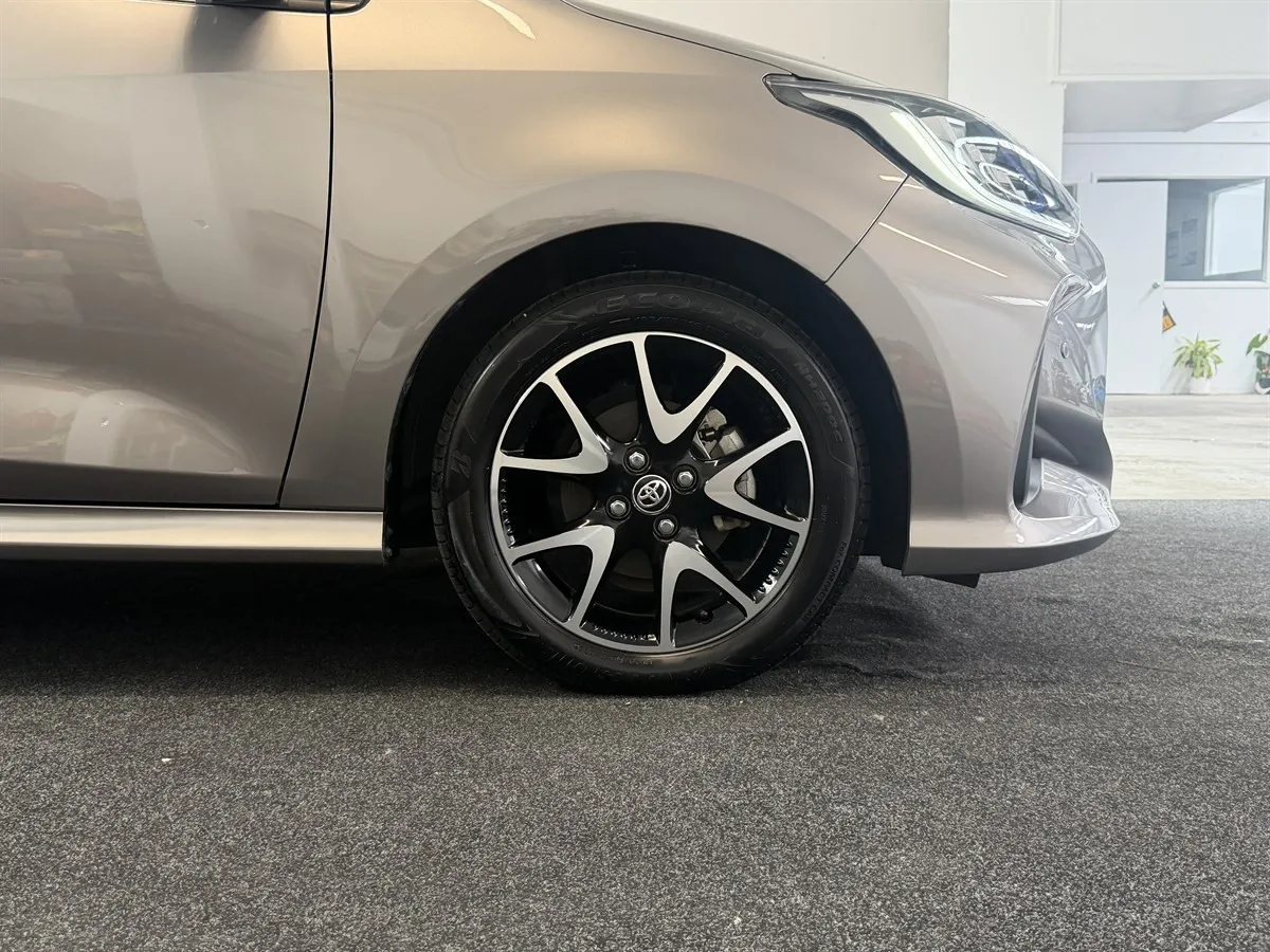 2021 Toyota Yaris Hybrid Seats Heated 360 Camera, photo 8 of 20