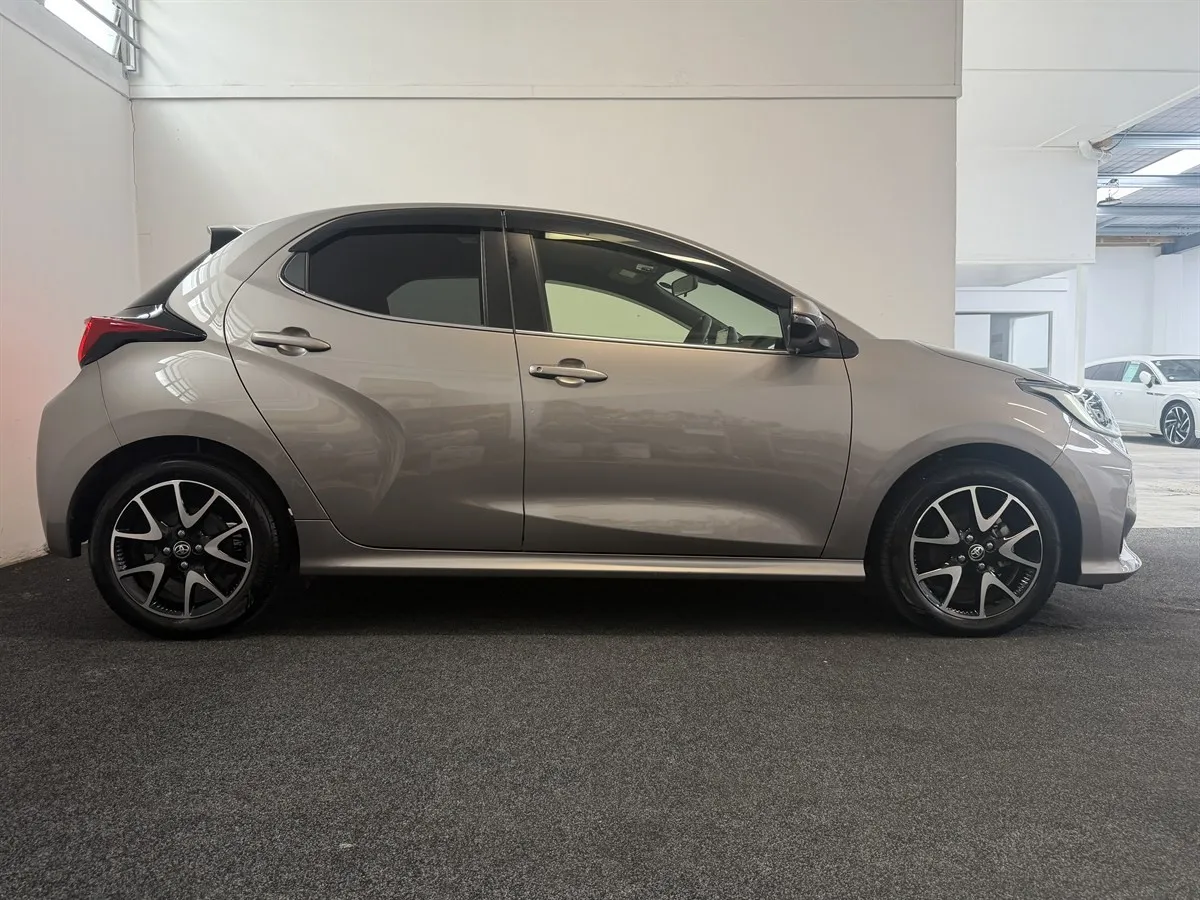 2021 Toyota Yaris Hybrid Seats Heated 360 Camera, photo 3 of 20