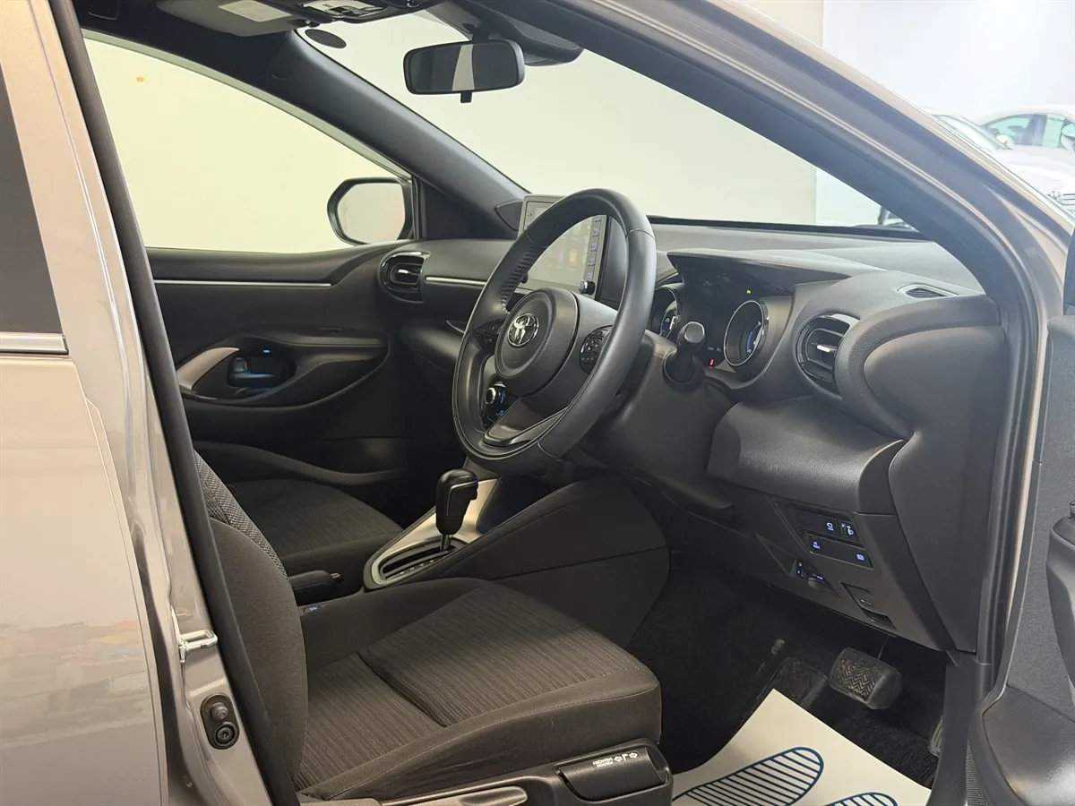 2021 Toyota Yaris Hybrid Seats Heated 360 Camera, photo 11 of 20