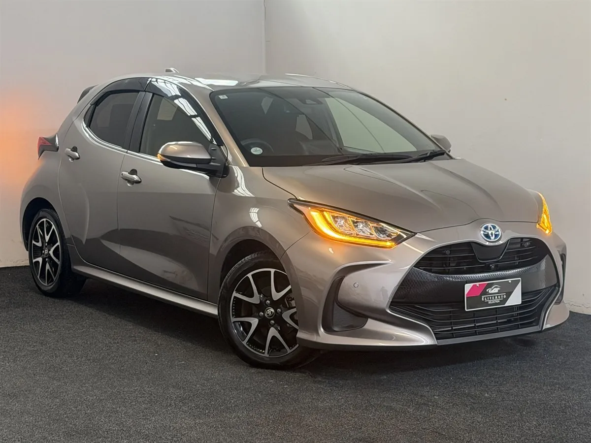 2021 Toyota Yaris Hybrid Seats Heated 360 Camera, photo 1 of 20