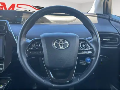 2019 Toyota Prius Radar Cruise control, dark Interior photo 18