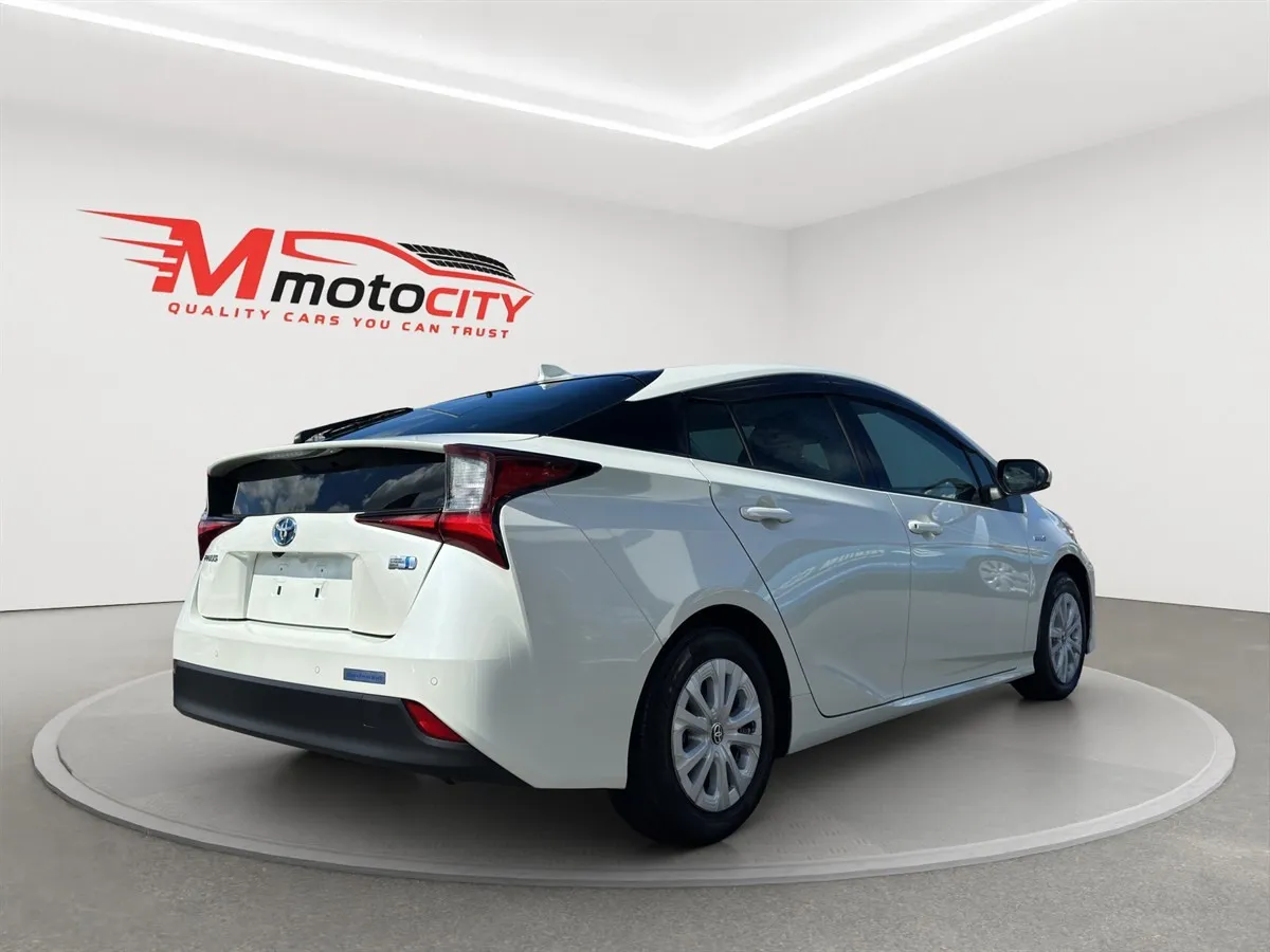 2019 Toyota Prius Radar Cruise control, dark Interior, photo 3 of 20
