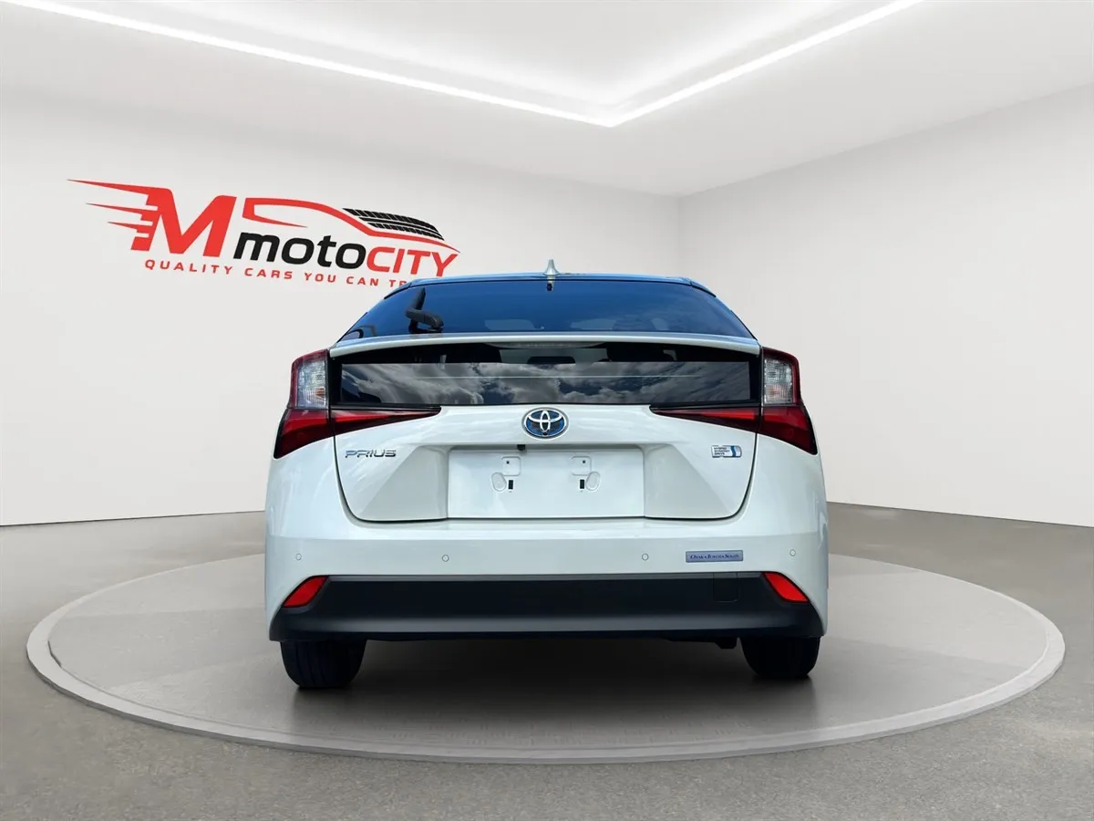 2019 Toyota Prius Radar Cruise control, dark Interior