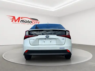 2019 Toyota Prius Radar Cruise control, dark Interior photo 4