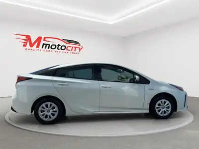 2019 Toyota Prius Radar Cruise control, dark Interior photo 2