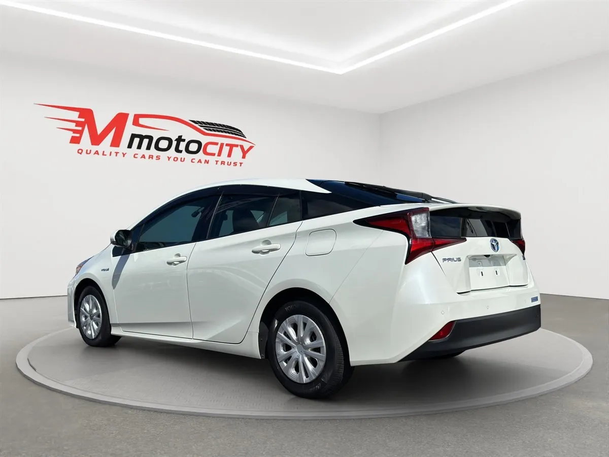 2019 Toyota Prius Radar Cruise control, dark Interior, photo 5 of 20
