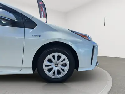 2019 Toyota Prius Radar Cruise control, dark Interior photo 20