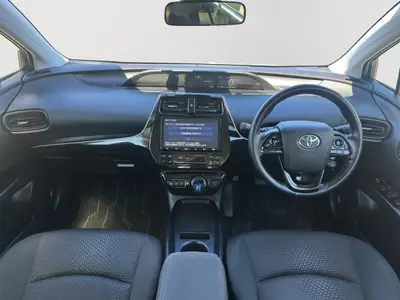 2019 Toyota Prius Radar Cruise control, dark Interior photo 17
