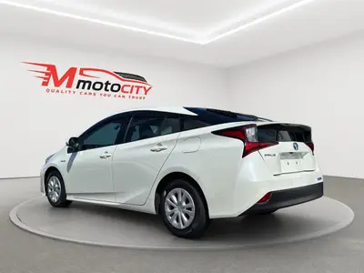 2019 Toyota Prius Radar Cruise control, dark Interior photo 5