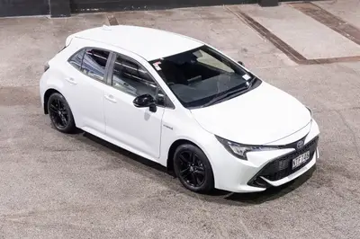 2021 Toyota Corolla SX Hybrid photo 2