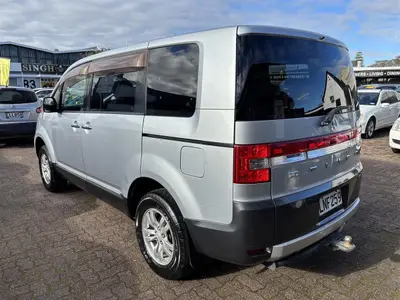 2011 Mitsubishi Delica D5 photo 3