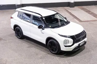 2022 Mitsubishi Outlander LS PHEV photo 2
