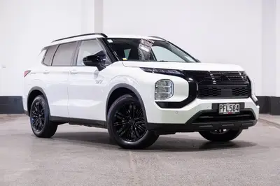 2022 Mitsubishi Outlander LS PHEV photo 3
