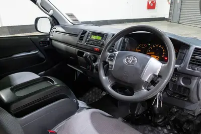 2015 Toyota Hiace ZL 3.0D 5MT photo 34