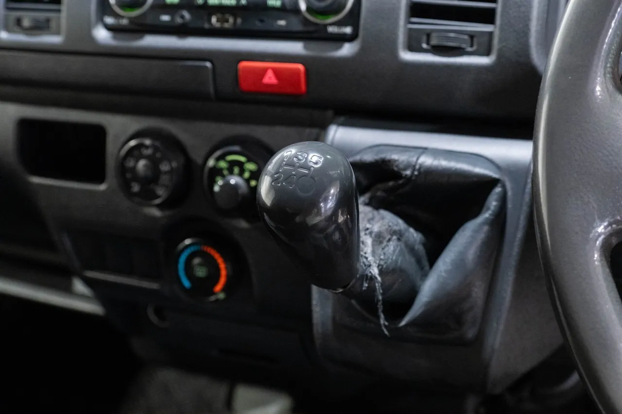 2015 Toyota Hiace ZL 3.0D 5MT