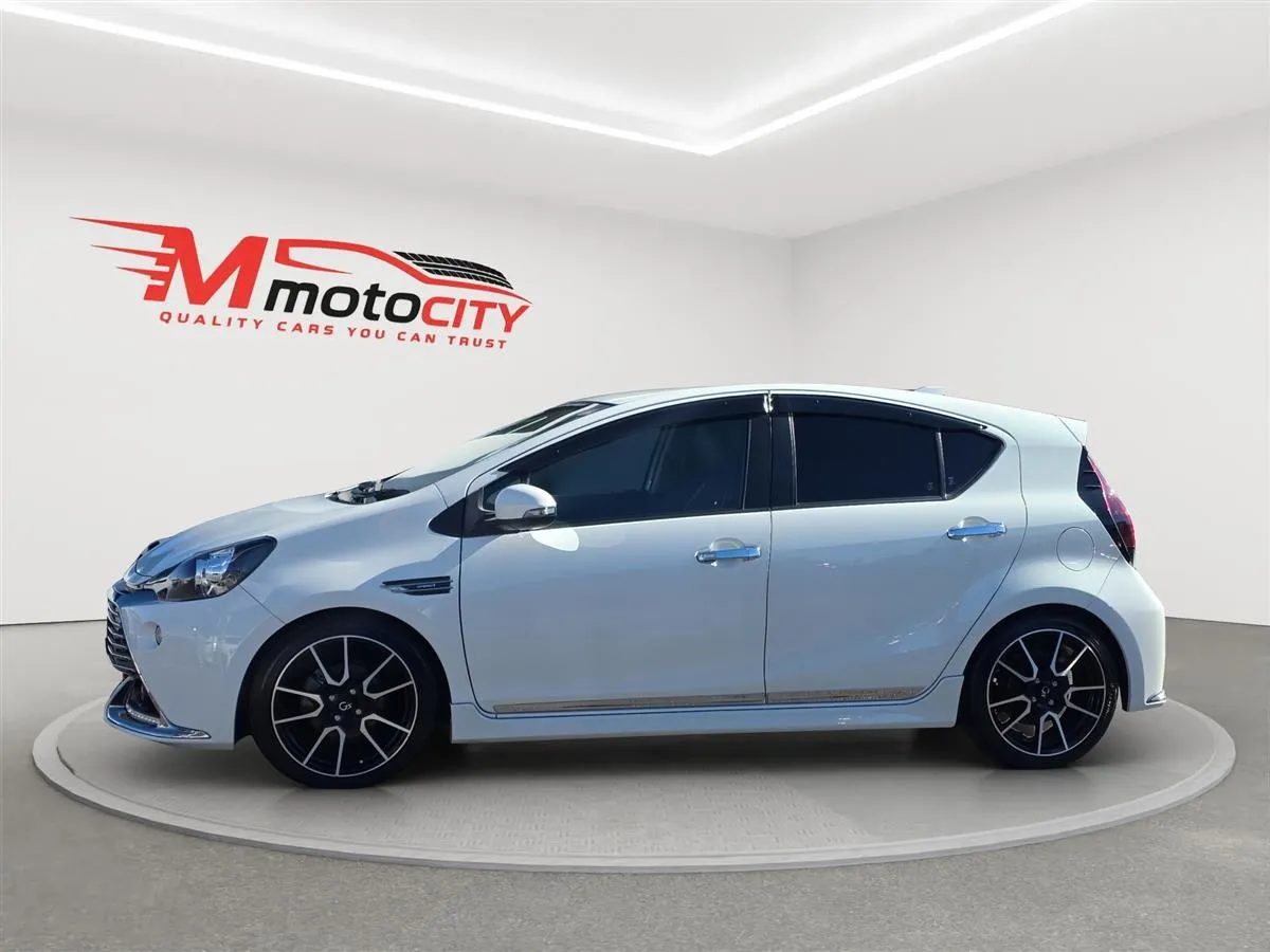 2016 Toyota Aqua GS Sport, Half leather seats