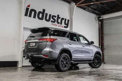 2017 Toyota Fortuner GXL 7S photo 2
