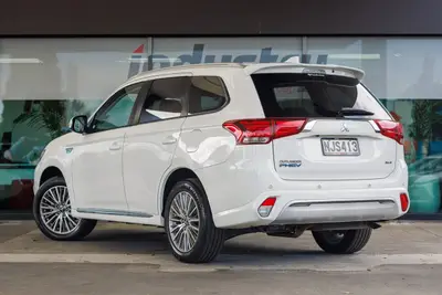 2021 Mitsubishi Outlander XLS PHEV 2.4 4WD NZ photo 2