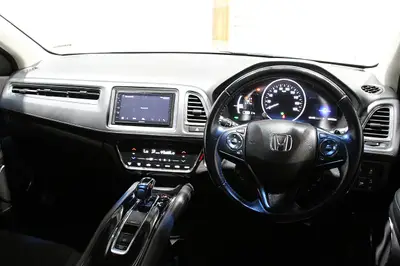 2018 Honda Vezel Hybrid X Sensing photo 14