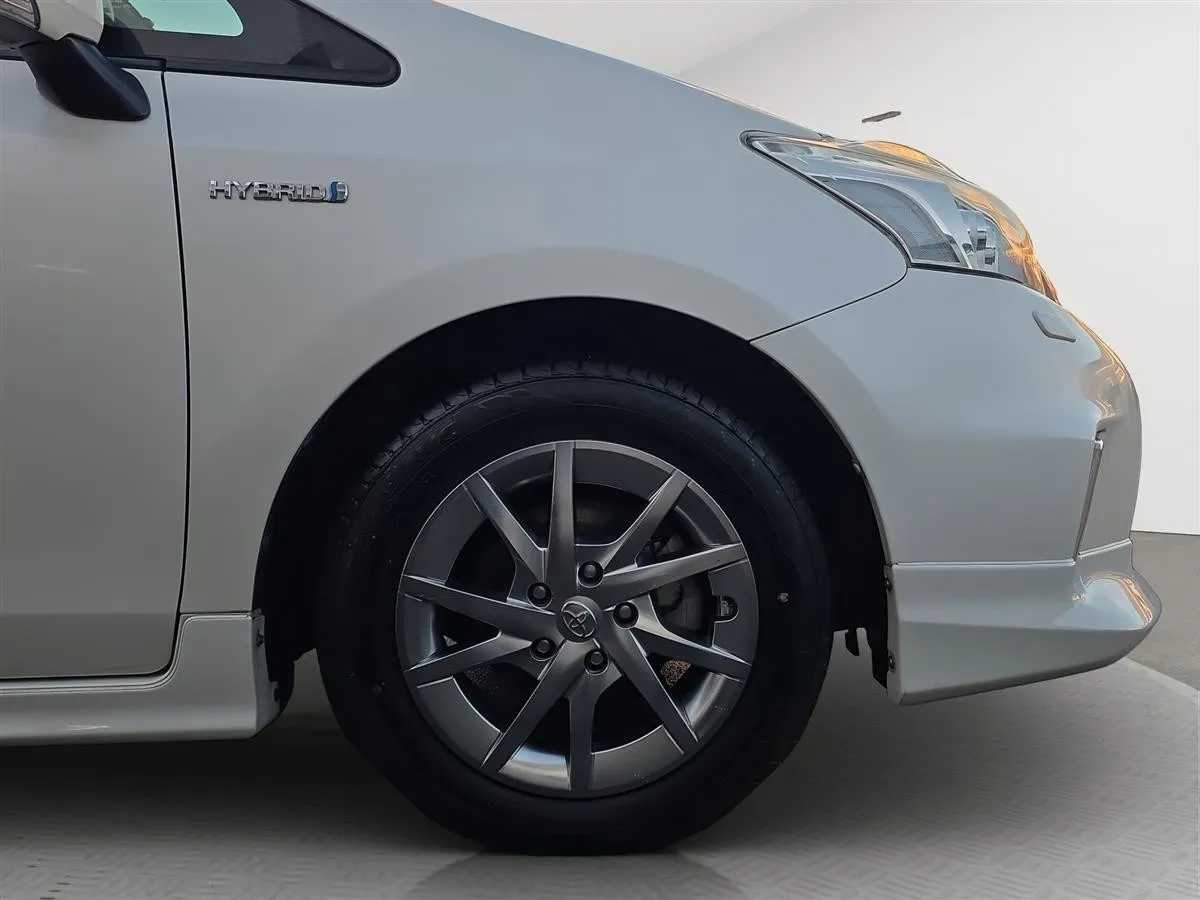 2014 Toyota Prius Alpha S, Panoramic dual roof Station