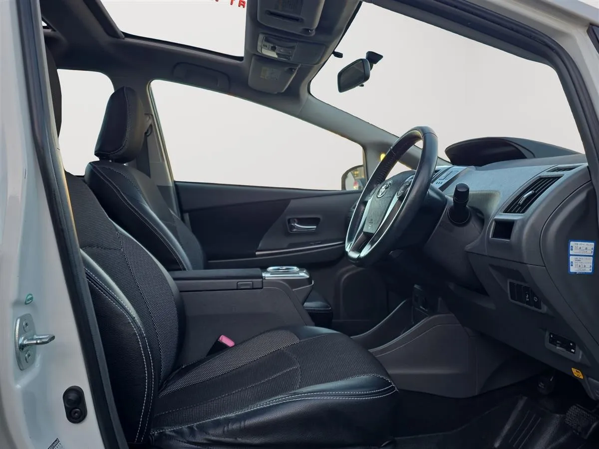 2014 Toyota Prius Alpha S, Panoramic dual roof Station