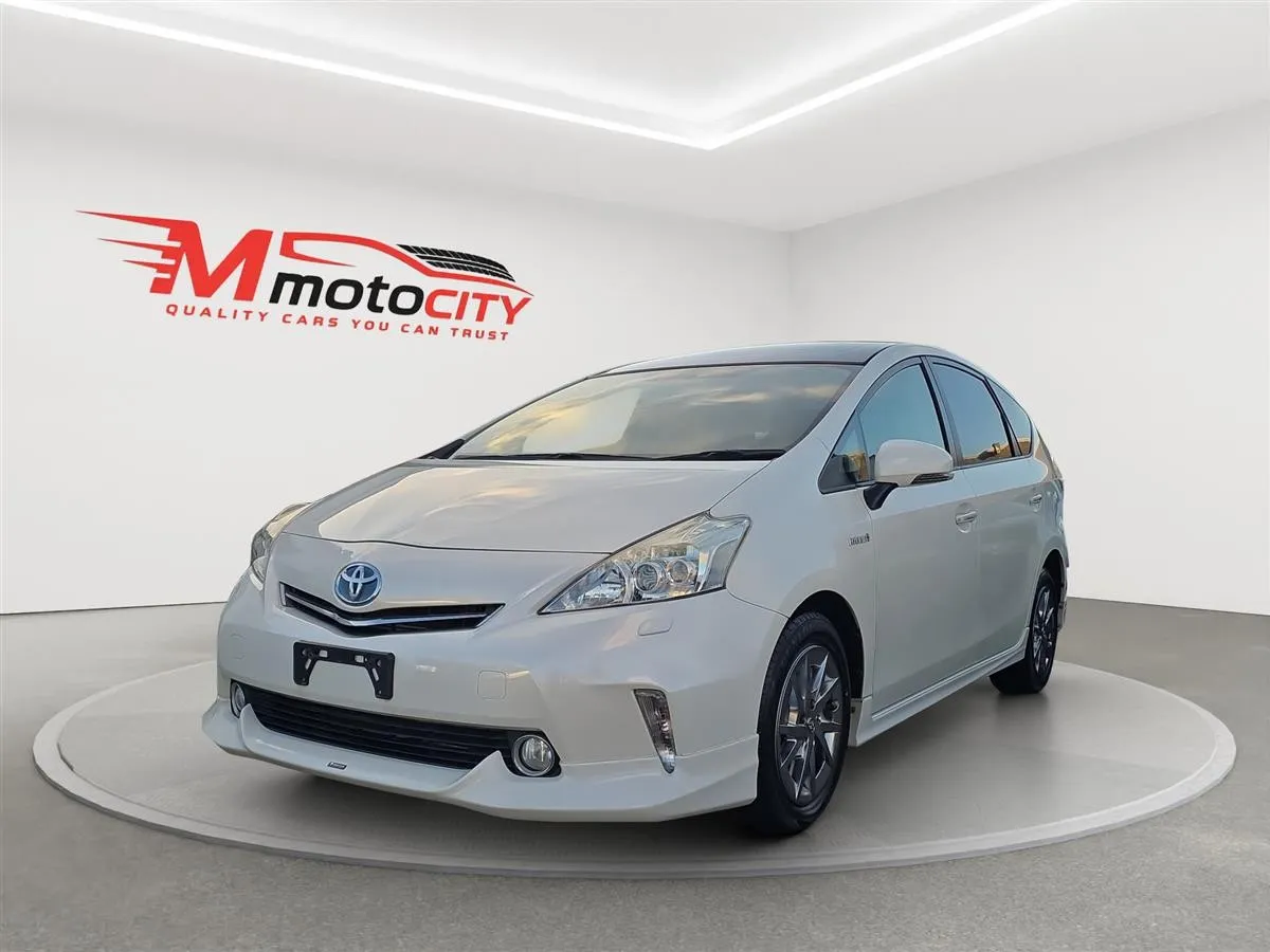 2014 Toyota Prius Alpha S, Panoramic dual roof Station