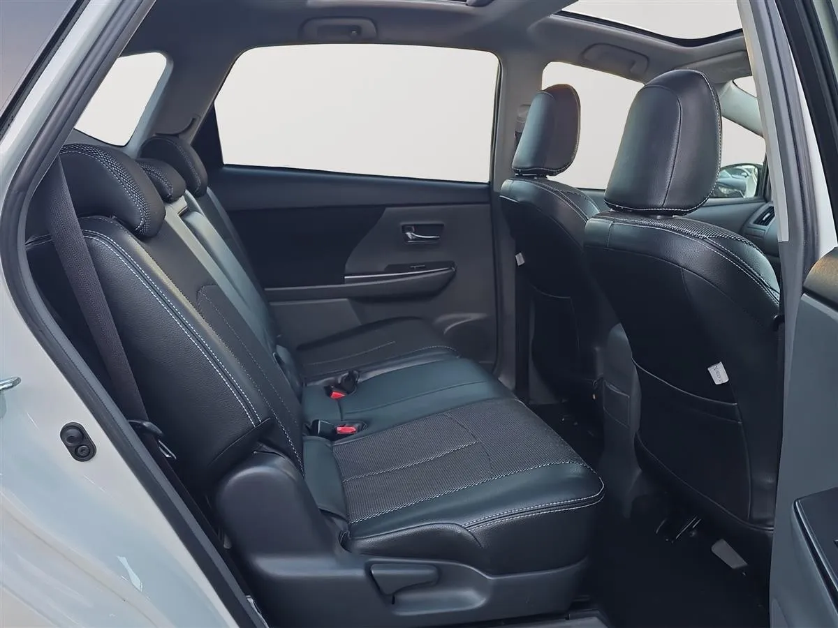 2014 Toyota Prius Alpha S, Panoramic dual roof Station