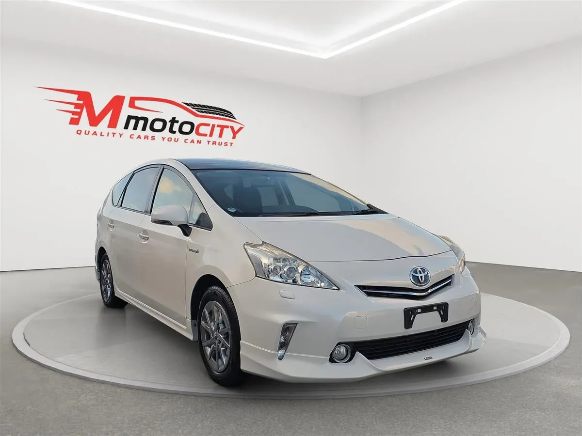 2014 Toyota Prius Alpha S, Panoramic dual roof Station