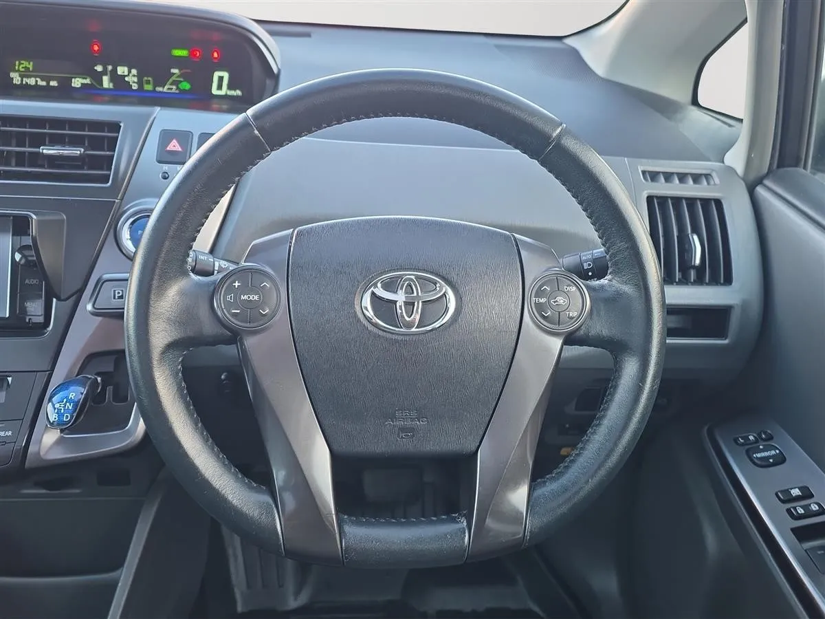 2014 Toyota Prius Alpha S, Panoramic dual roof Station