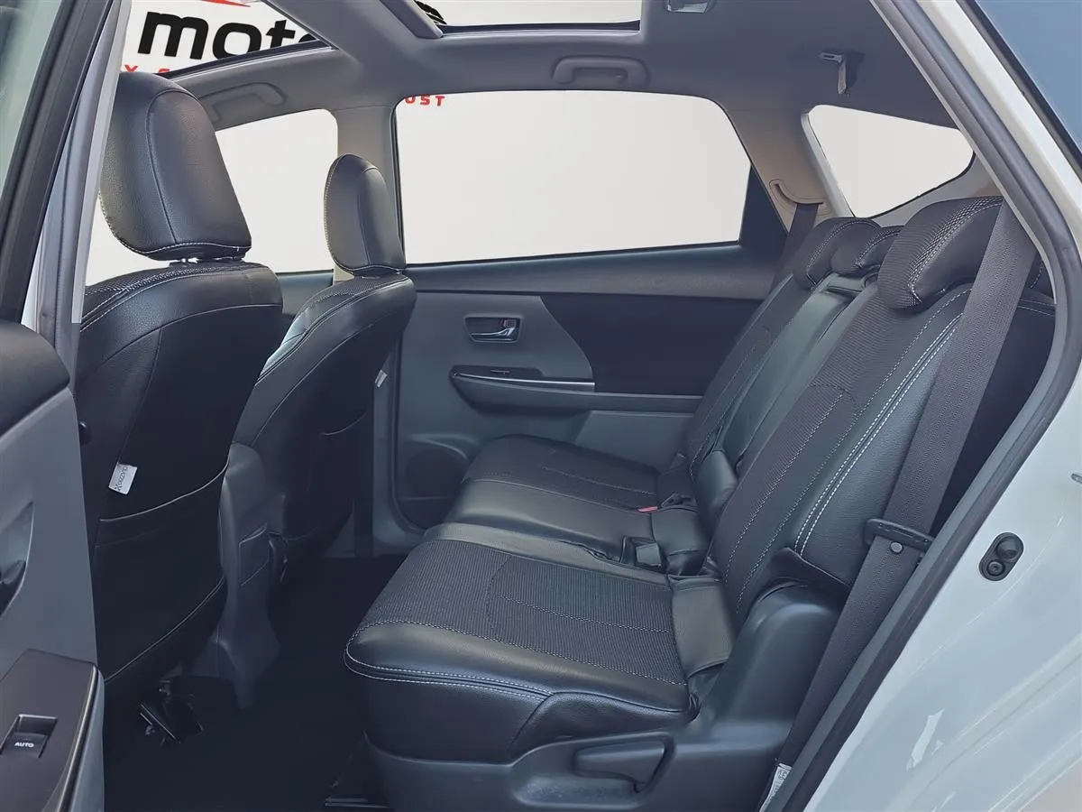 2014 Toyota Prius Alpha S, Panoramic dual roof Station