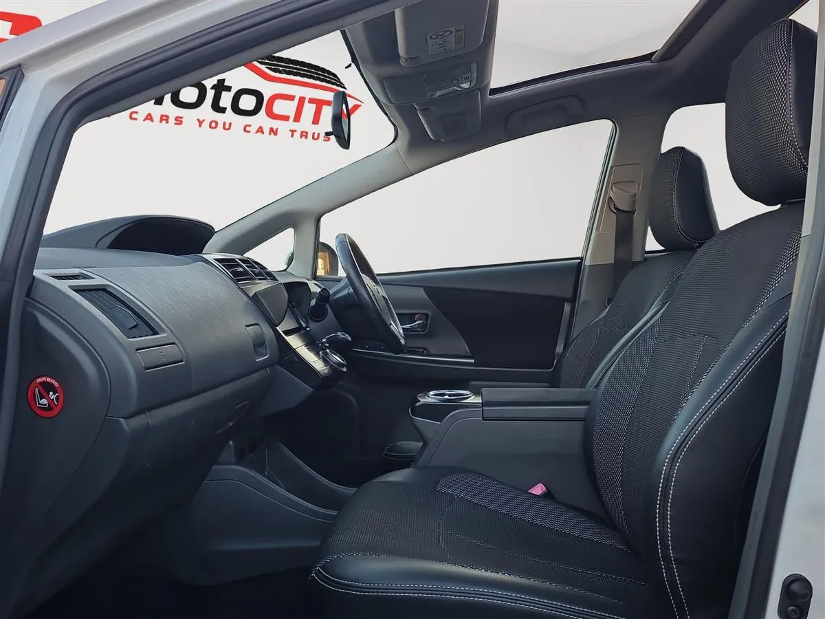 2014 Toyota Prius Alpha S, Panoramic dual roof Station