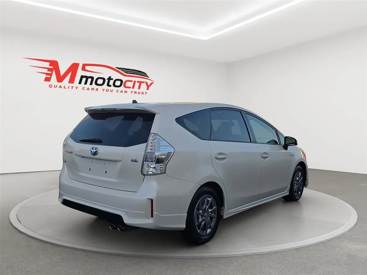 2014 Toyota Prius Alpha S, Panoramic dual roof Station
