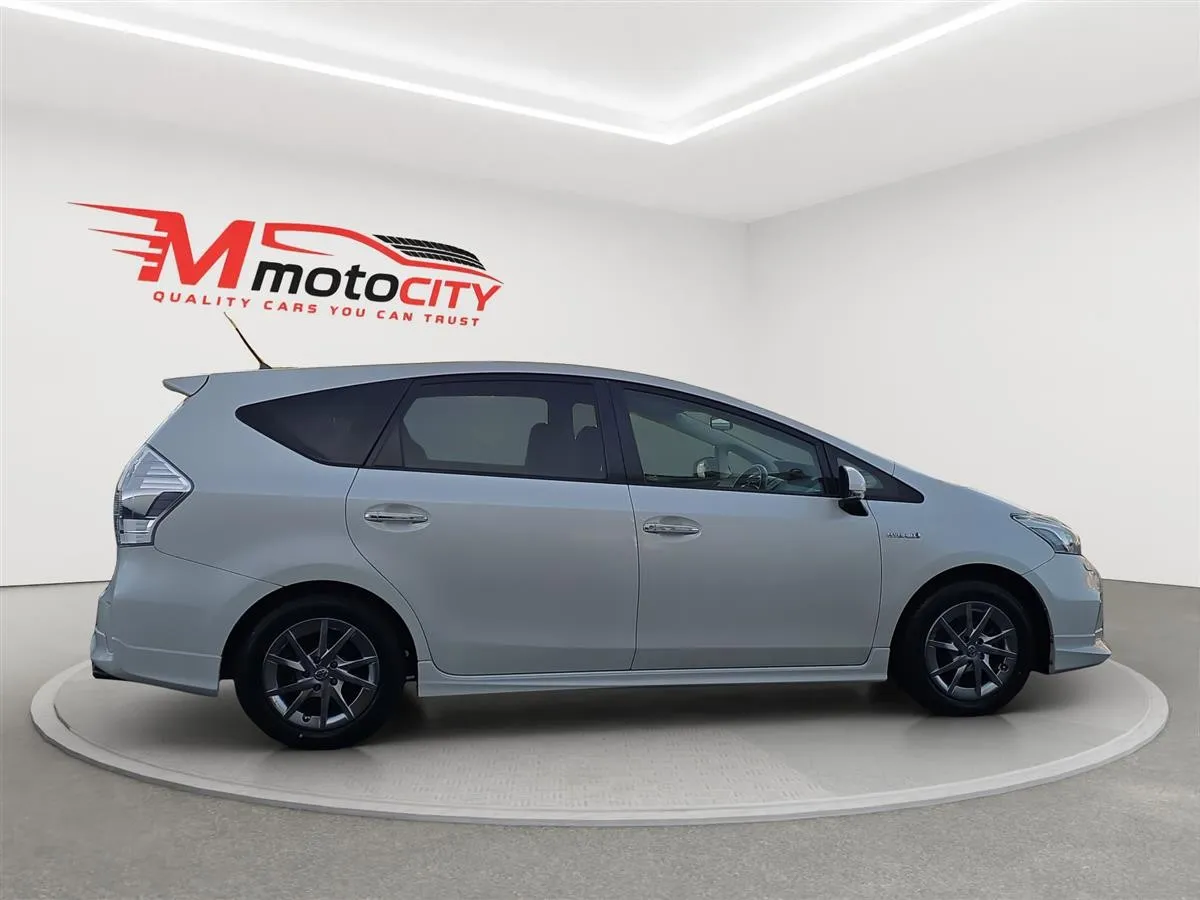 2014 Toyota Prius Alpha S, Panoramic dual roof Station