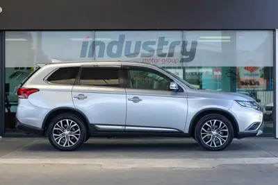 2017 Mitsubishi Outlander 7 Seater High Spec photo 10