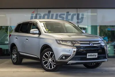 2017 Mitsubishi Outlander 7 Seater High Spec photo 1